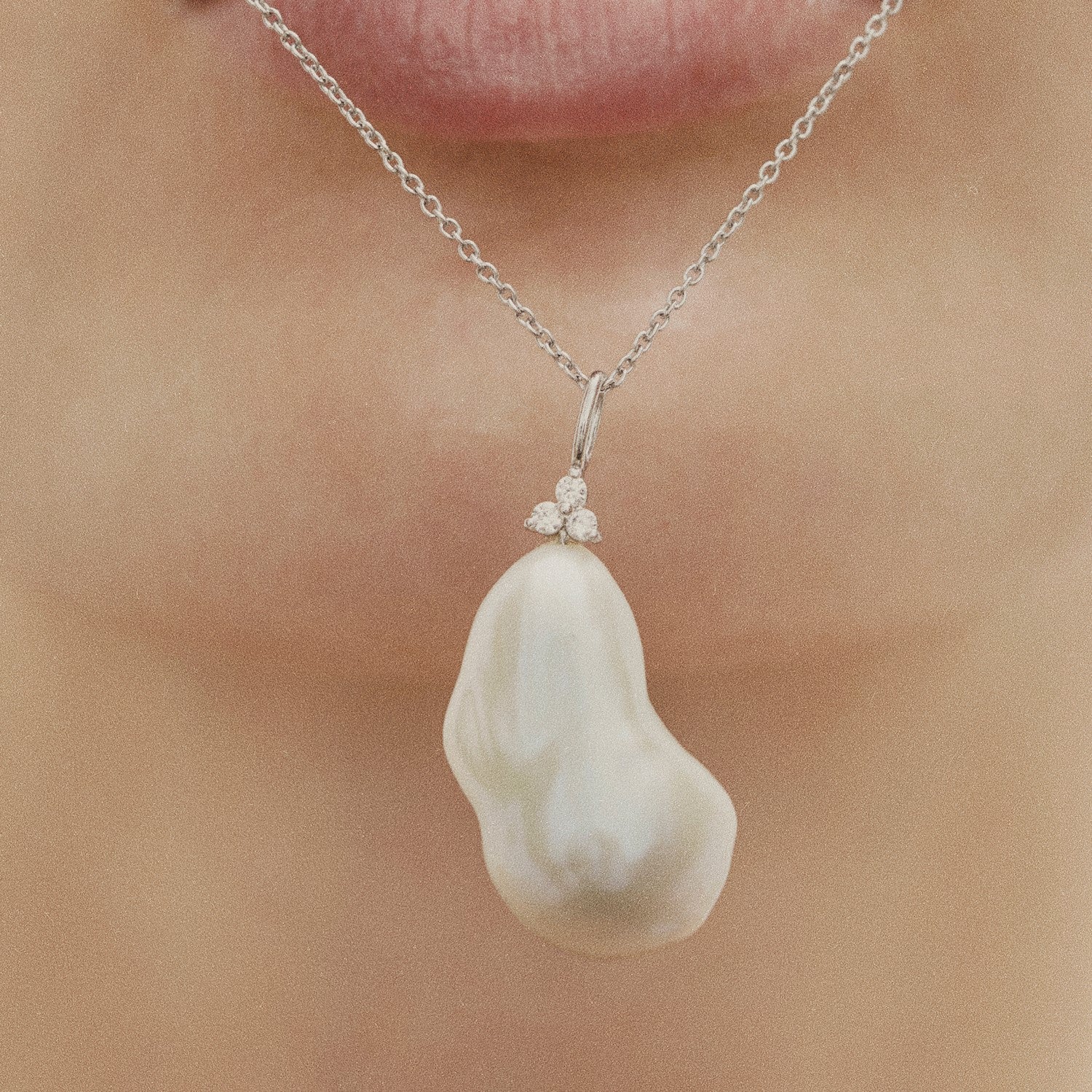 Fryd Baroque Pearl Pendant in White Gold