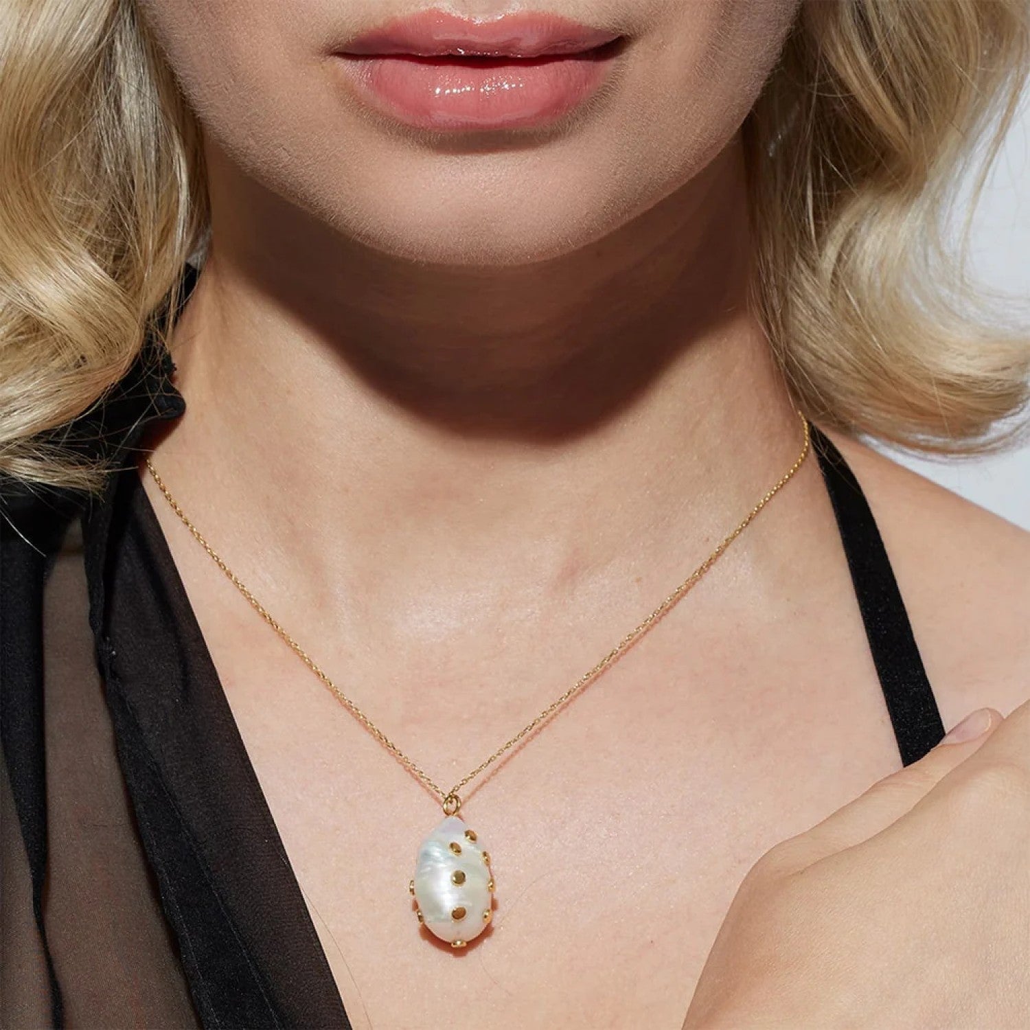 Venus Gold Chain Necklace With Pearl And Barnacle Pendant Amadeus La Maison Couture